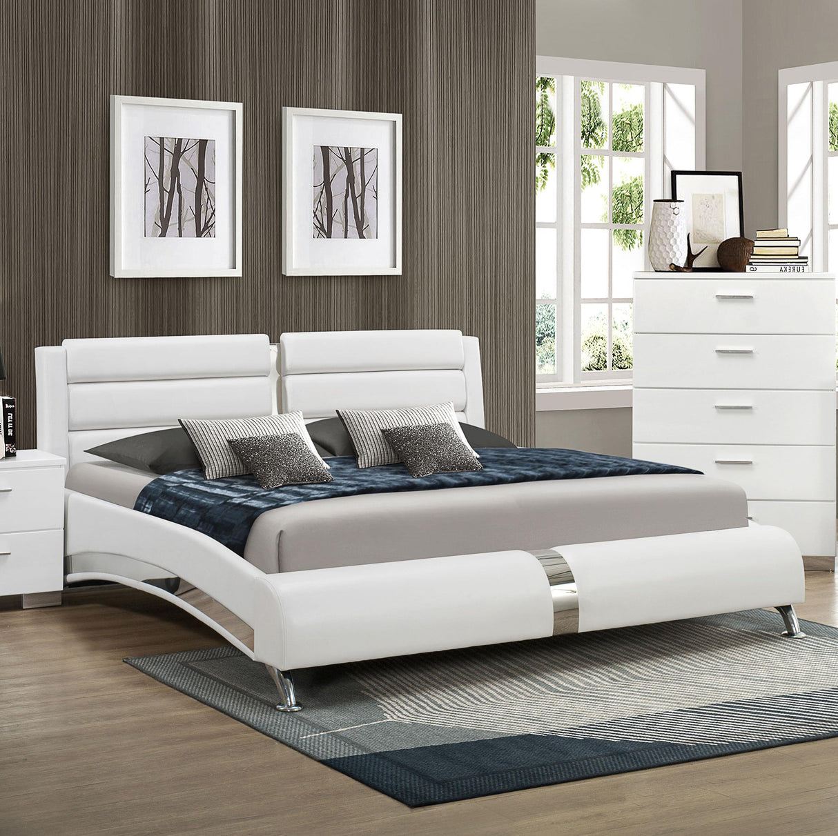 Coaster Jeremaine Upholstered Queen Sleigh Bed White