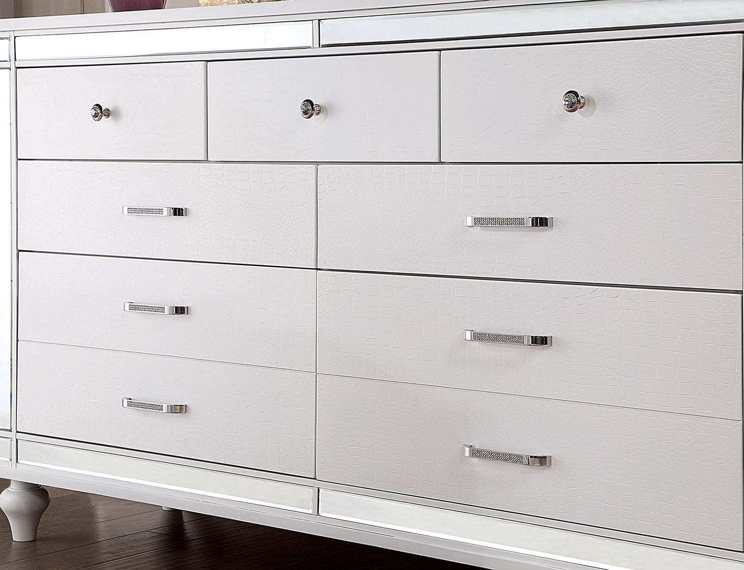 Brachium 5 Pc. Queen Bedroom Set w/ Chest