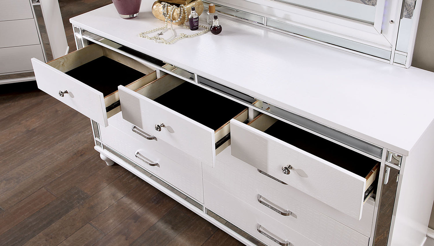 Brachium 5 Pc. Queen Bedroom Set w/ Chest