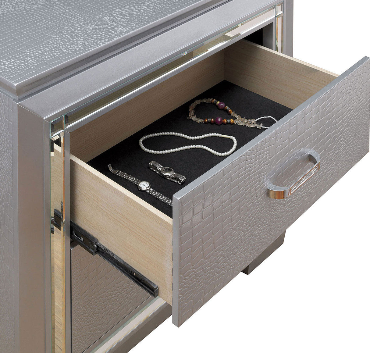 Bellanova 5 Pc. Queen Bedroom Set w/ Chest