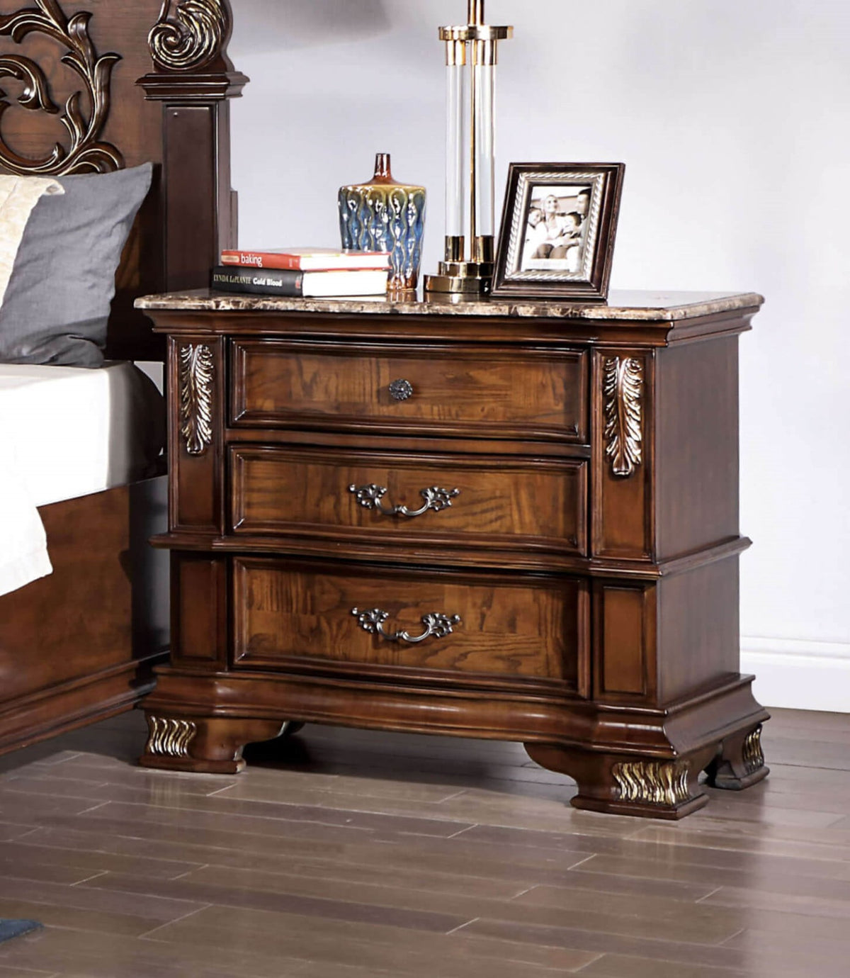 Esparanza 5 Pc. Queen Bedroom Set w/ Chest